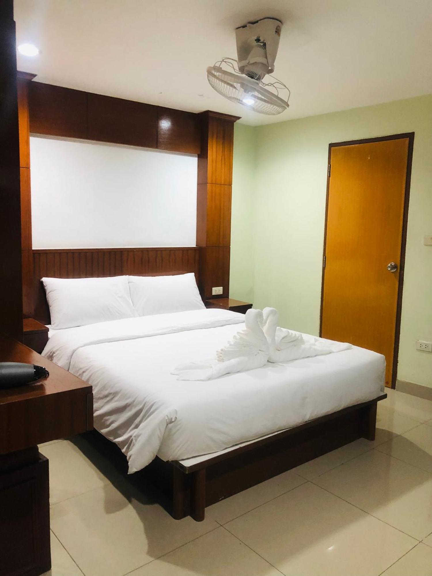 Royal Star Suites Pattaya Exteriör bild